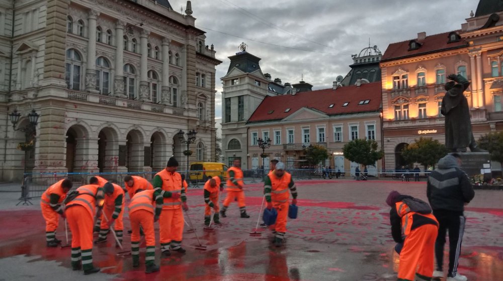 (FOTO / VIDEO) Radnici Čistoće peru crvenu farbu sa Trga slobode posle protesta građana: Reagovala policija nakon manjeg incidenta 1