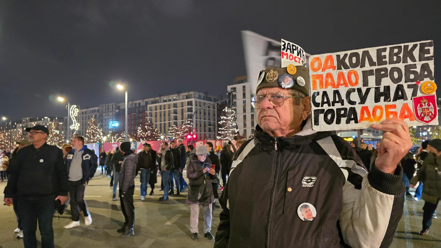 Završena četvrta blokada glavne raskrsnice Beograda na vodi: Policija privela napadače na učesnike protesta (VIDEO, FOTO) 2