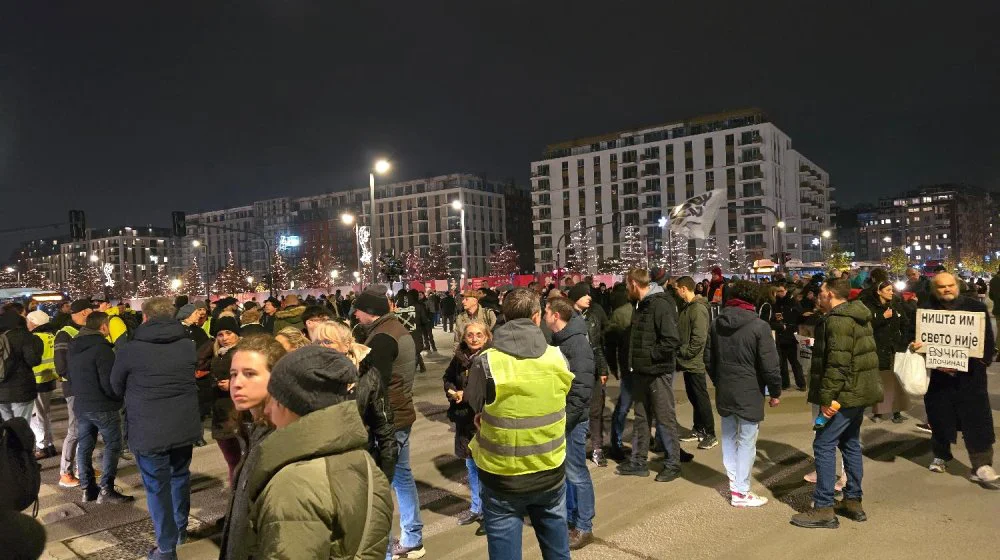 Završena četvrta blokada glavne raskrsnice Beograda na vodi: Policija privela napadače na učesnike protesta (VIDEO, FOTO) 12