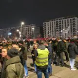 Završena četvrta blokada glavne raskrsnice Beograda na vodi: Policija privela napadače na učesnike protesta (VIDEO, FOTO) 7