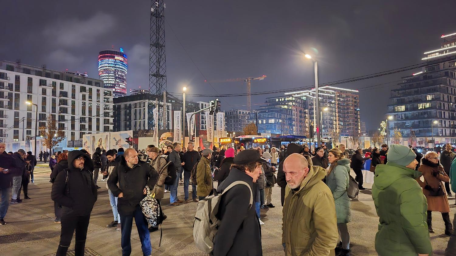 Završena četvrta blokada glavne raskrsnice Beograda na vodi: Policija privela napadače na učesnike protesta (VIDEO, FOTO) 3