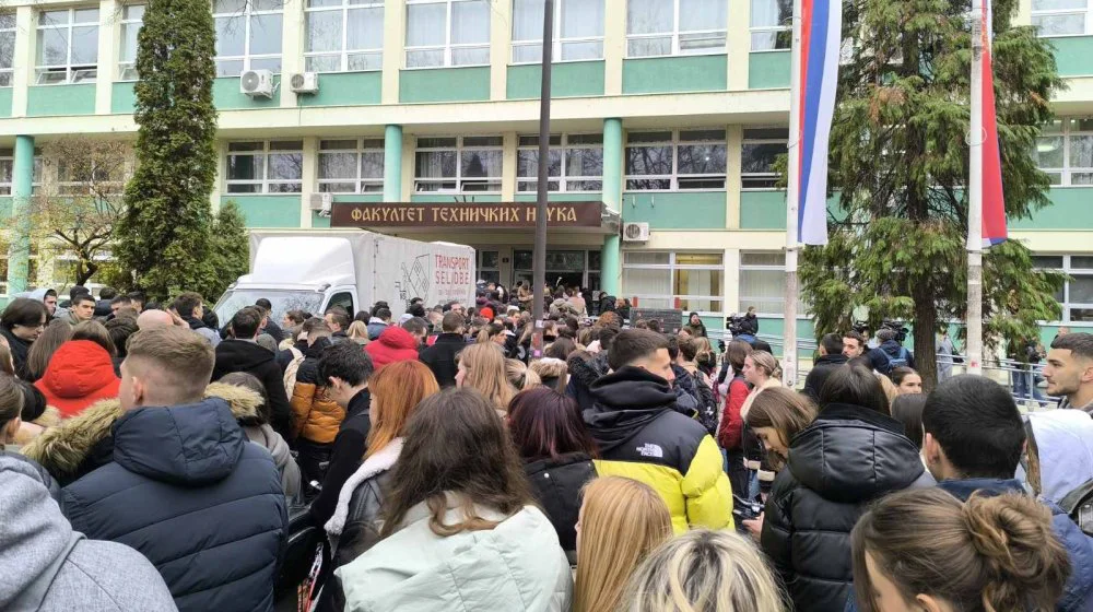 Policija ušla na Fakultet tehničkih nauka u Novom Sadu (VIDEO) 1