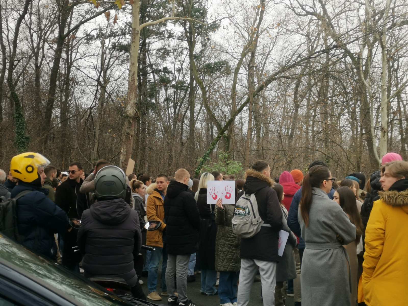 Studenti FPN-a i FON-a blokirali Bulevar oslobođenja, u tišini odali poštu stradalima u Novom Sadu (FOTO, VIDEO) 2