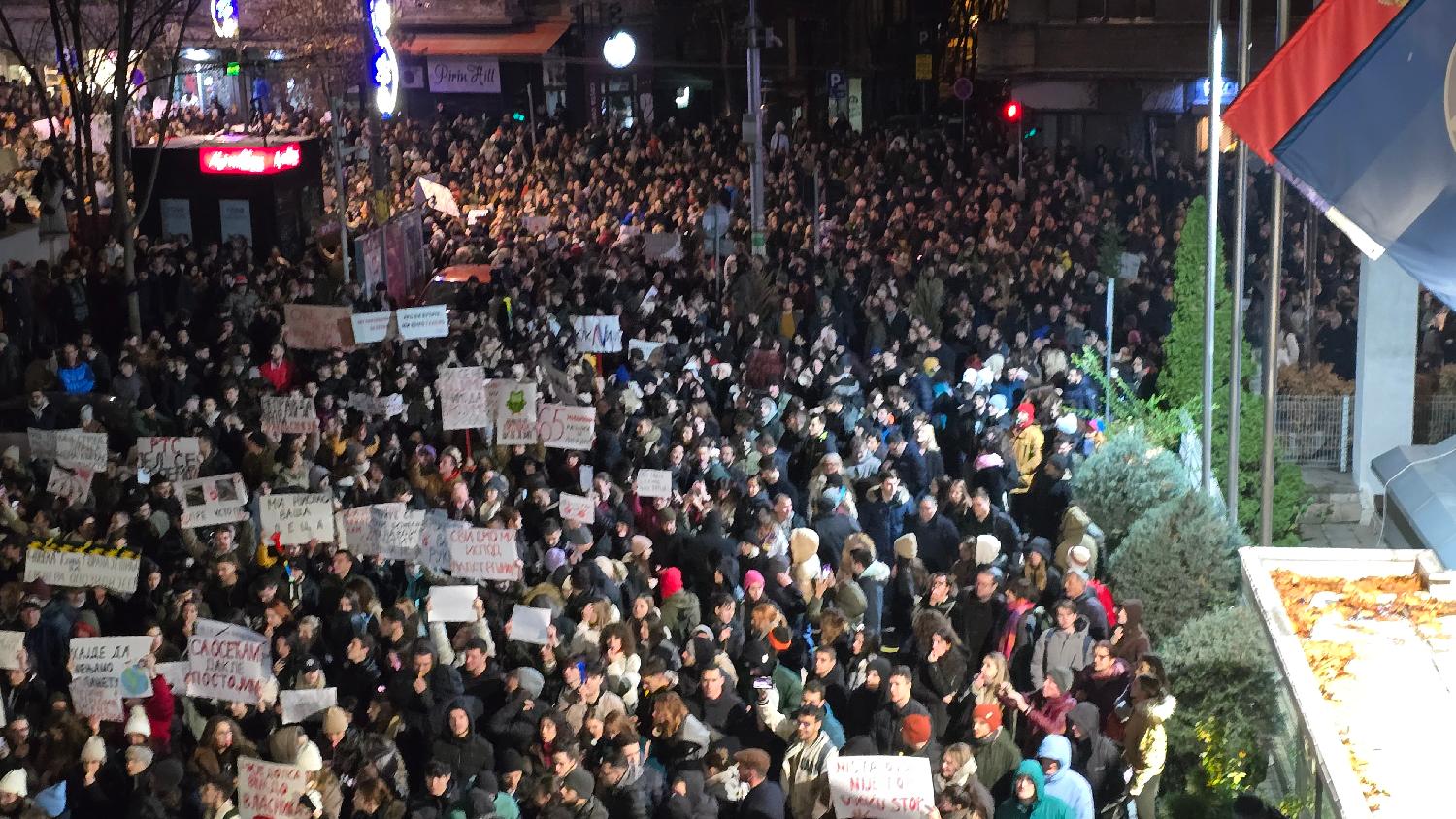 Studenti ostavili džakove para ispred RTS-a i tražili izvinjenje od Vučića: U Dnevniku dva minuta posvećena protestu (FOTO, VIDEO) 7