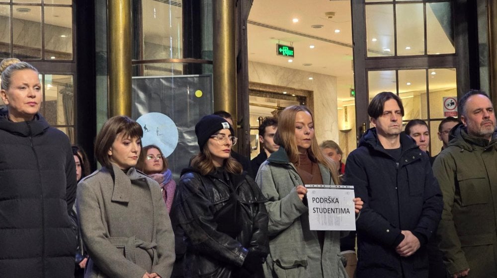 Glumci Ateljea 212 podržali studente i 15 minuta stajali u tišini ispred pozorišta pred večerašnju predstavu