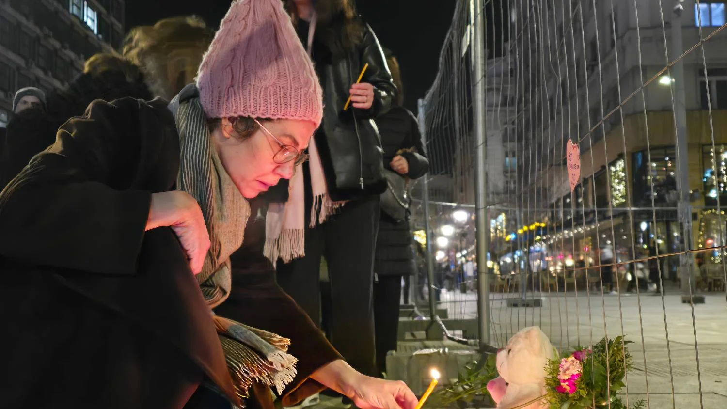 Roditelji iz "Ribnikara" na Trgu republike palili sveće povodom napada u Zagrebu (FOTO) 5