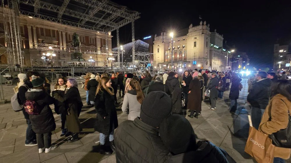 Roditelji iz "Ribnikara" na Trgu republike palili sveće povodom napada u Zagrebu (FOTO) 15