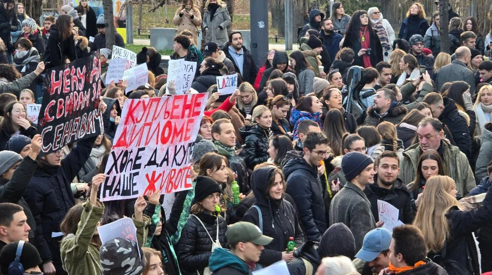 "Pobuna u Srbiji": Šta pišu regionalni mediji o protestu na Slaviji 10