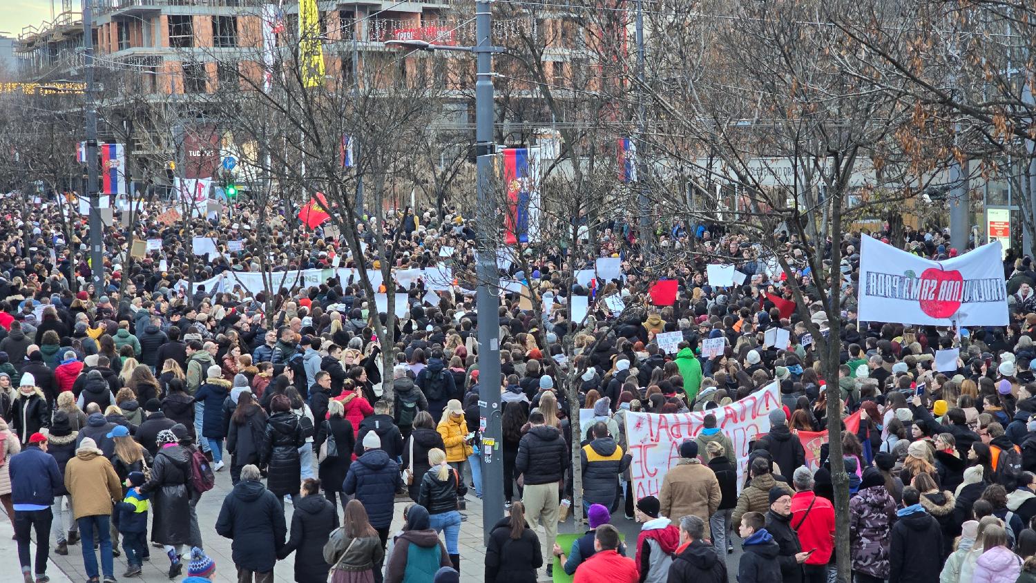 Protest na Slaviji u slikama: Desetine hiljada građana mirno izrazilo nezadovoljstvo (FOTO) 6