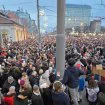 Svetske agencije: Desetine hiljada ljudi na protestima u Srbiji protiv populističkog predsednika 11