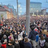 Svetske agencije: Desetine hiljada ljudi na protestima u Srbiji protiv populističkog predsednika 8