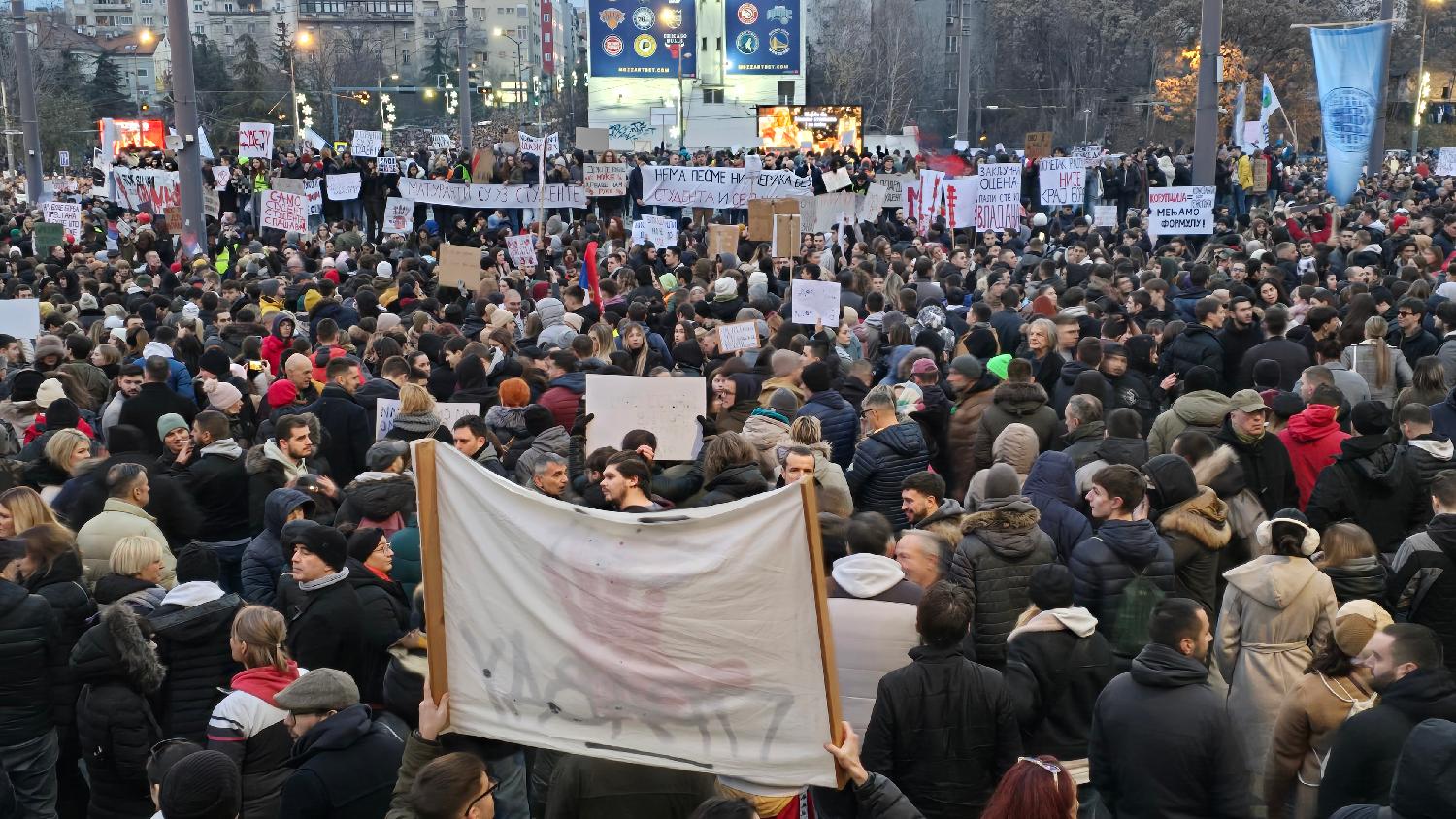 Protest na Slaviji u slikama: Desetine hiljada građana mirno izrazilo nezadovoljstvo (FOTO) 14