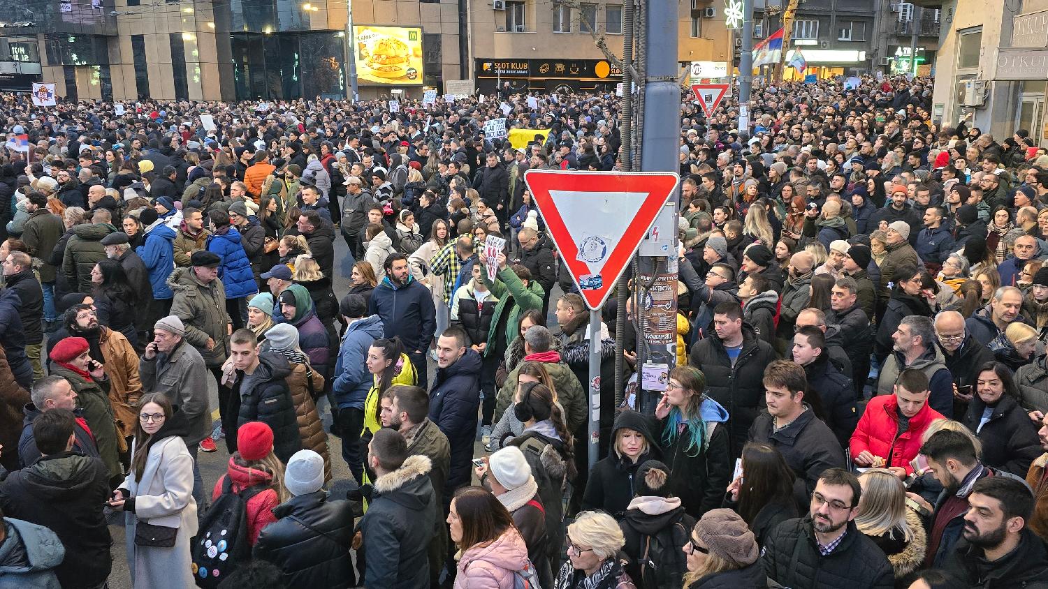 Protest na Slaviji u slikama: Desetine hiljada građana mirno izrazilo nezadovoljstvo (FOTO) 4