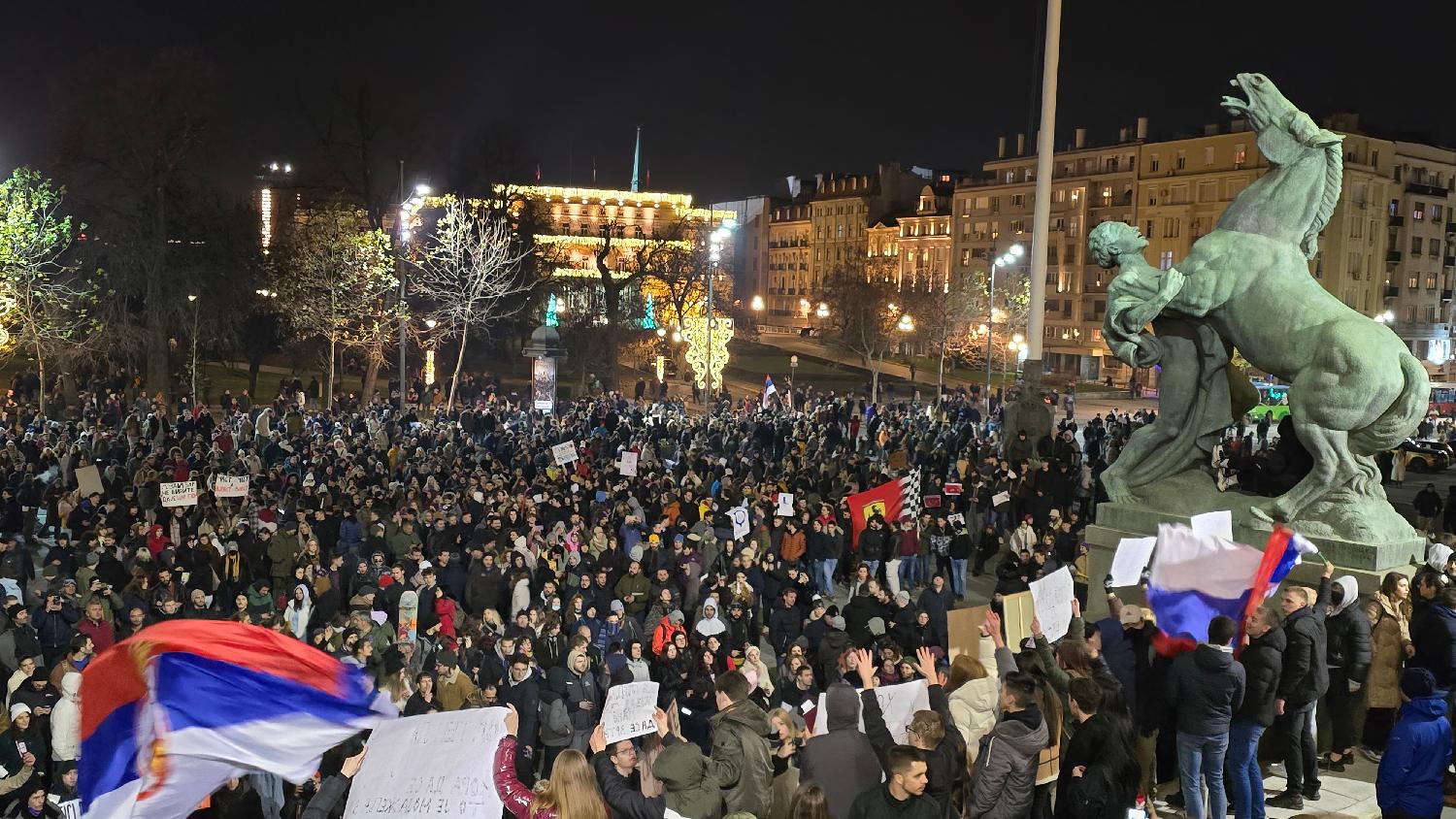 Studenti se razišli i kod Skupštine, saobraćaj na Trgu Nikole Pašića bio na kratko zaustavljen (FOTO) 3