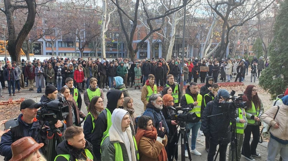 Demonstracije studenata u Novom Sadu: Protestna šetnja pa blokada raskrsnice kod Promenade (FOTO) 10