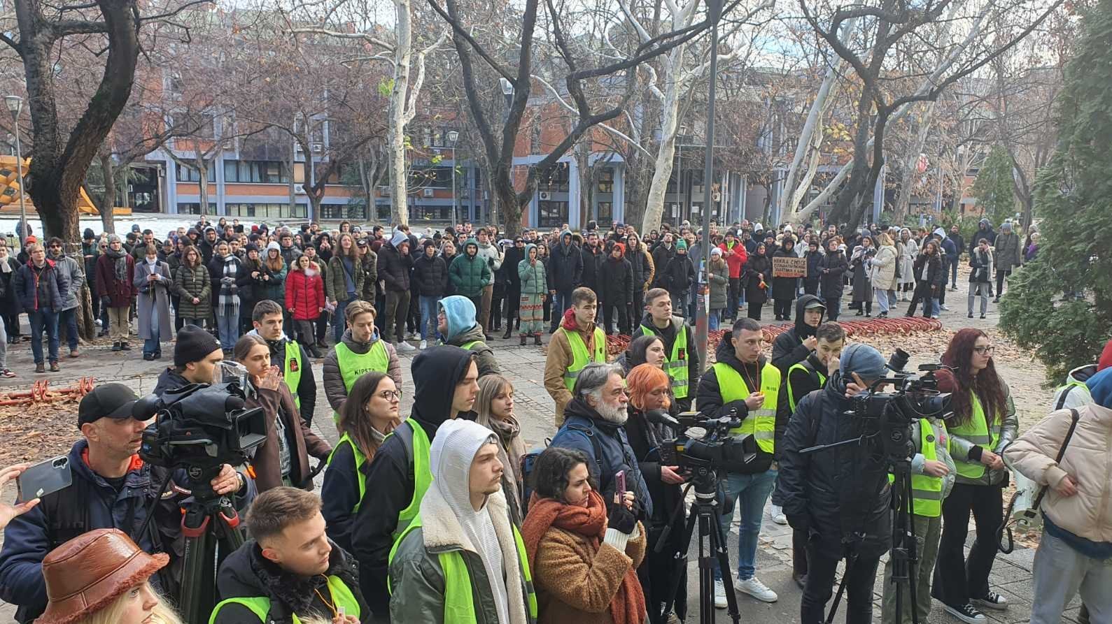 Demonstracije studenata u Novom Sadu: Nakon 15-ominutne ćutnje, akademci se vraćaju u kampus (FOTO) 10