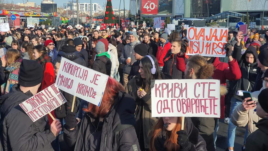 Demonstracije studenata u Novom Sadu: Nakon 15-ominutne ćutnje, akademci se vraćaju u kampus (FOTO) 5