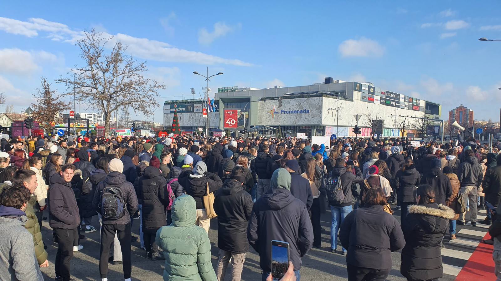 Demonstracije studenata u Novom Sadu: Nakon 15-ominutne ćutnje, akademci se vraćaju u kampus (FOTO) 7