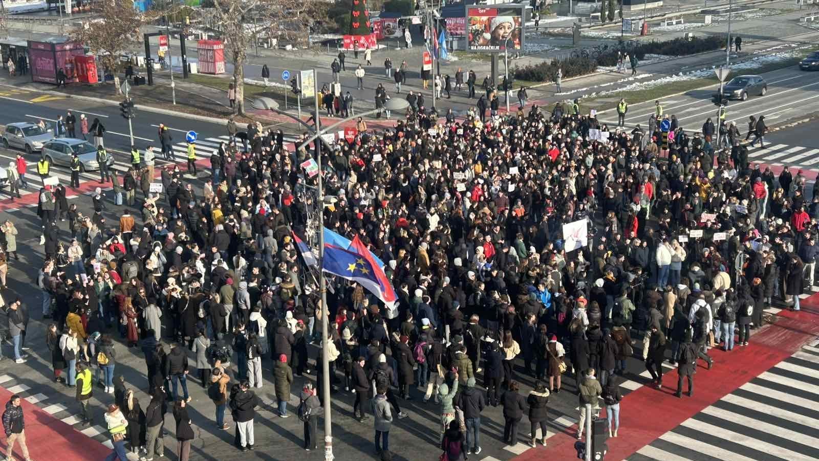 Demonstracije studenata u Novom Sadu: Nakon 15-ominutne ćutnje, akademci se vraćaju u kampus (FOTO) 3