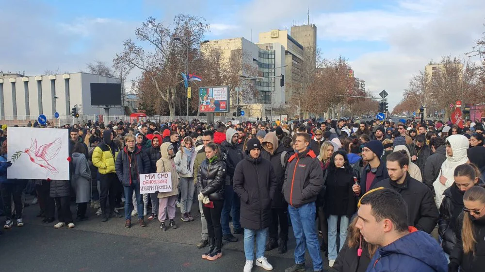 Demonstracije studenata u Novom Sadu: Blokirana raskrsnica kod Promenade, u toku je 15-ominutna ćutnja (FOTO) 10