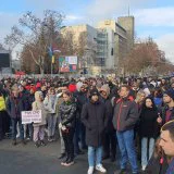 Demonstracije studenata u Novom Sadu: Blokirana raskrsnica kod Promenade, u toku je 15-ominutna ćutnja (FOTO) 9