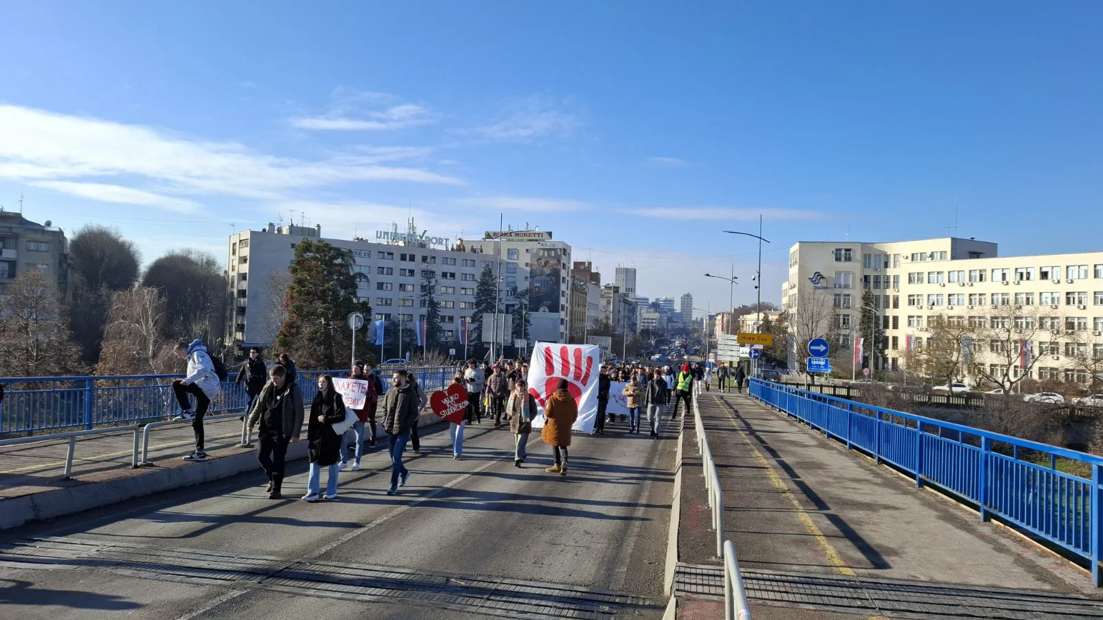 Studenti i zaposleni RTV-a zajedno u 15-ominutnoj tišini, policija s opremom za razbijanje demonstracija u zgradi televizije (FOTO, VIDEO) 15