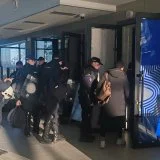 Policija s opremom za razbijanje demonstracija u zgradi RTV-a uoči protesta studenata 7