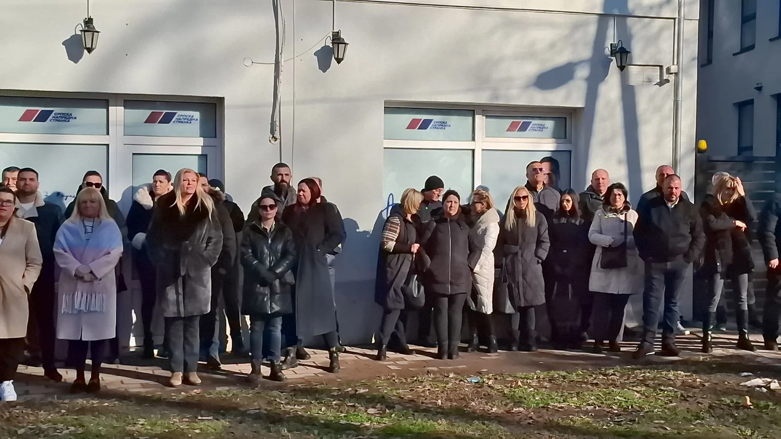 Studenti i zaposleni RTV-a zajedno u 15-ominutnoj tišini, policija s opremom za razbijanje demonstracija u zgradi televizije (FOTO, VIDEO) 14