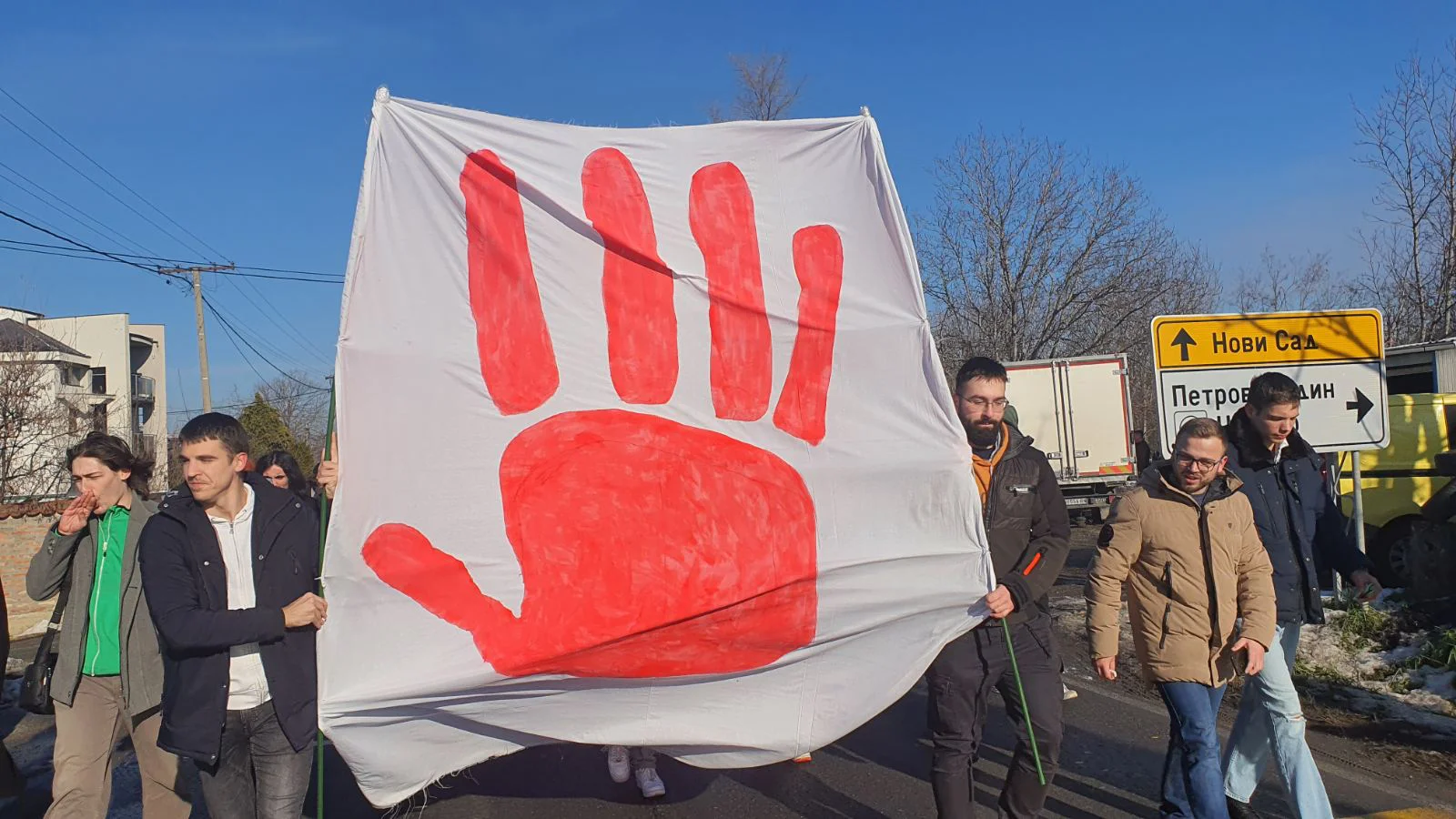 Studenti i zaposleni RTV-a zajedno u 15-ominutnoj tišini, policija s opremom za razbijanje demonstracija u zgradi televizije (FOTO, VIDEO) 12