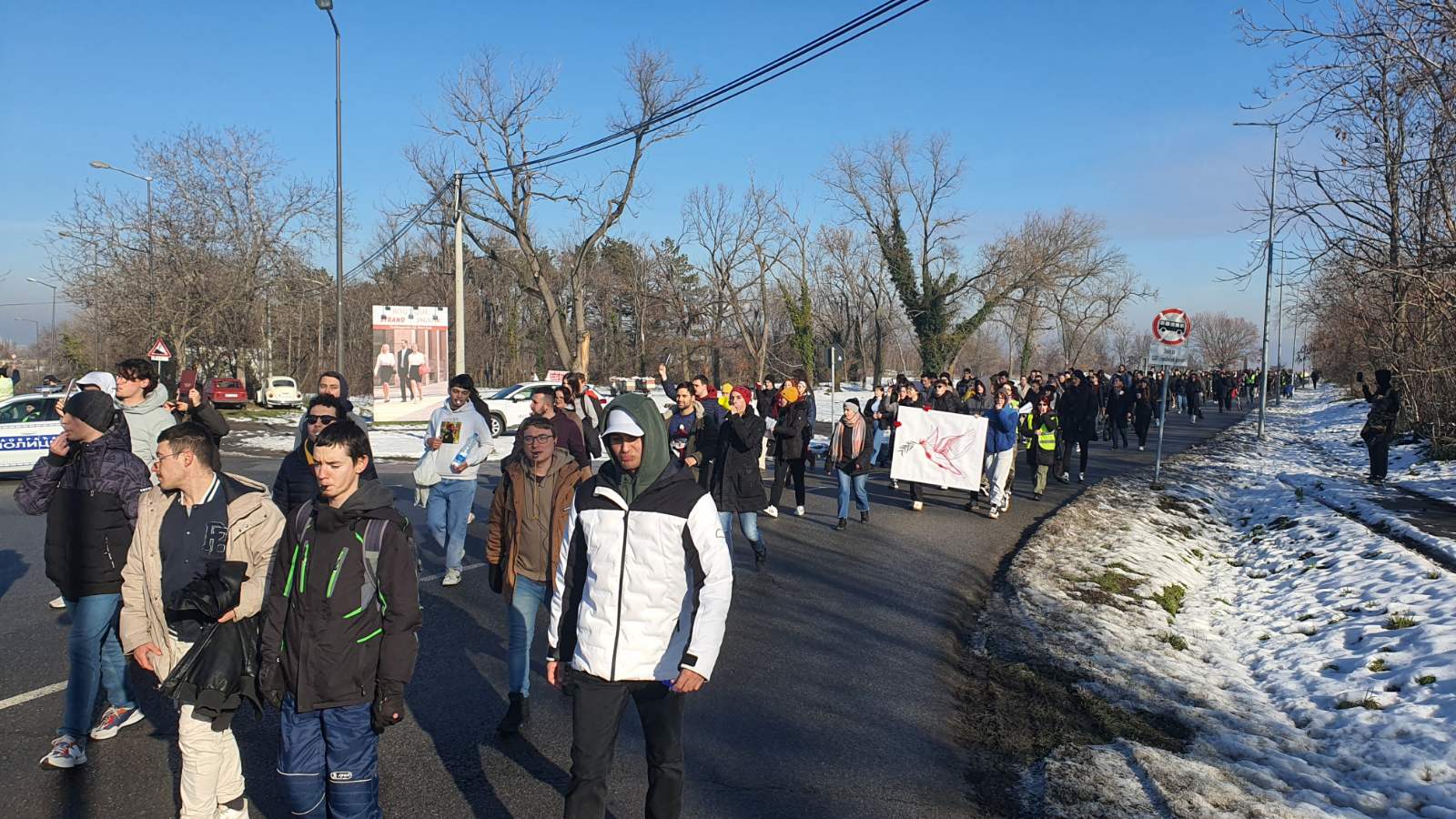 Studenti i zaposleni RTV-a zajedno u 15-ominutnoj tišini, policija s opremom za razbijanje demonstracija u zgradi televizije (FOTO, VIDEO) 13