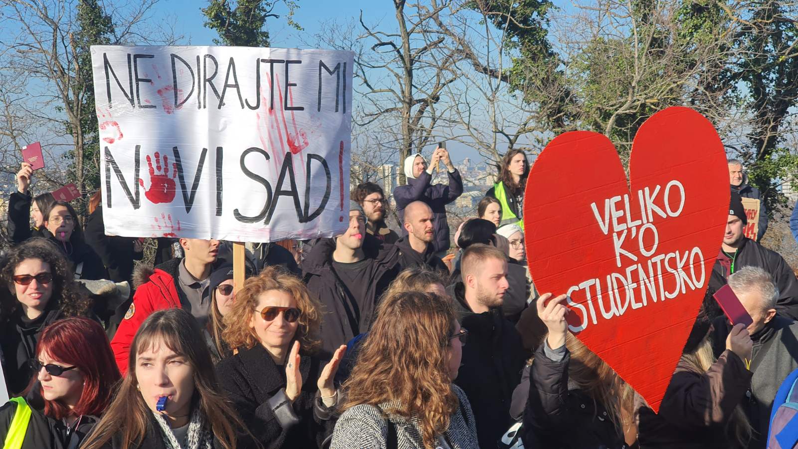 Studenti i zaposleni RTV-a zajedno u 15-ominutnoj tišini, policija s opremom za razbijanje demonstracija u zgradi televizije (FOTO, VIDEO) 9