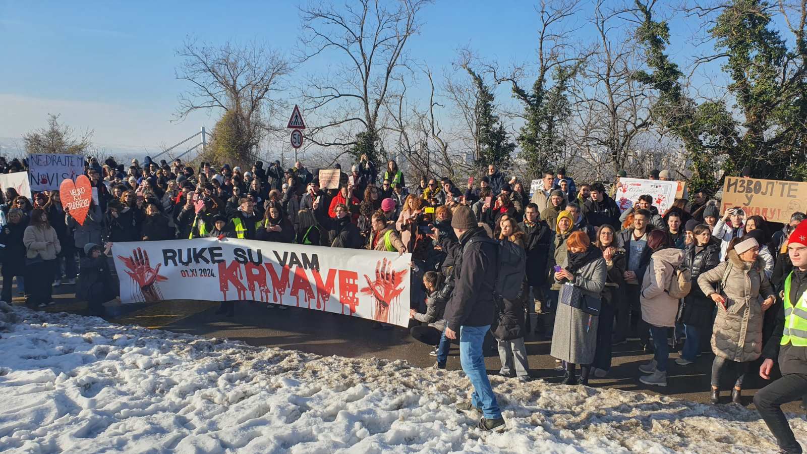 Studenti i zaposleni RTV-a zajedno u 15-ominutnoj tišini, policija s opremom za razbijanje demonstracija u zgradi televizije (FOTO, VIDEO) 10