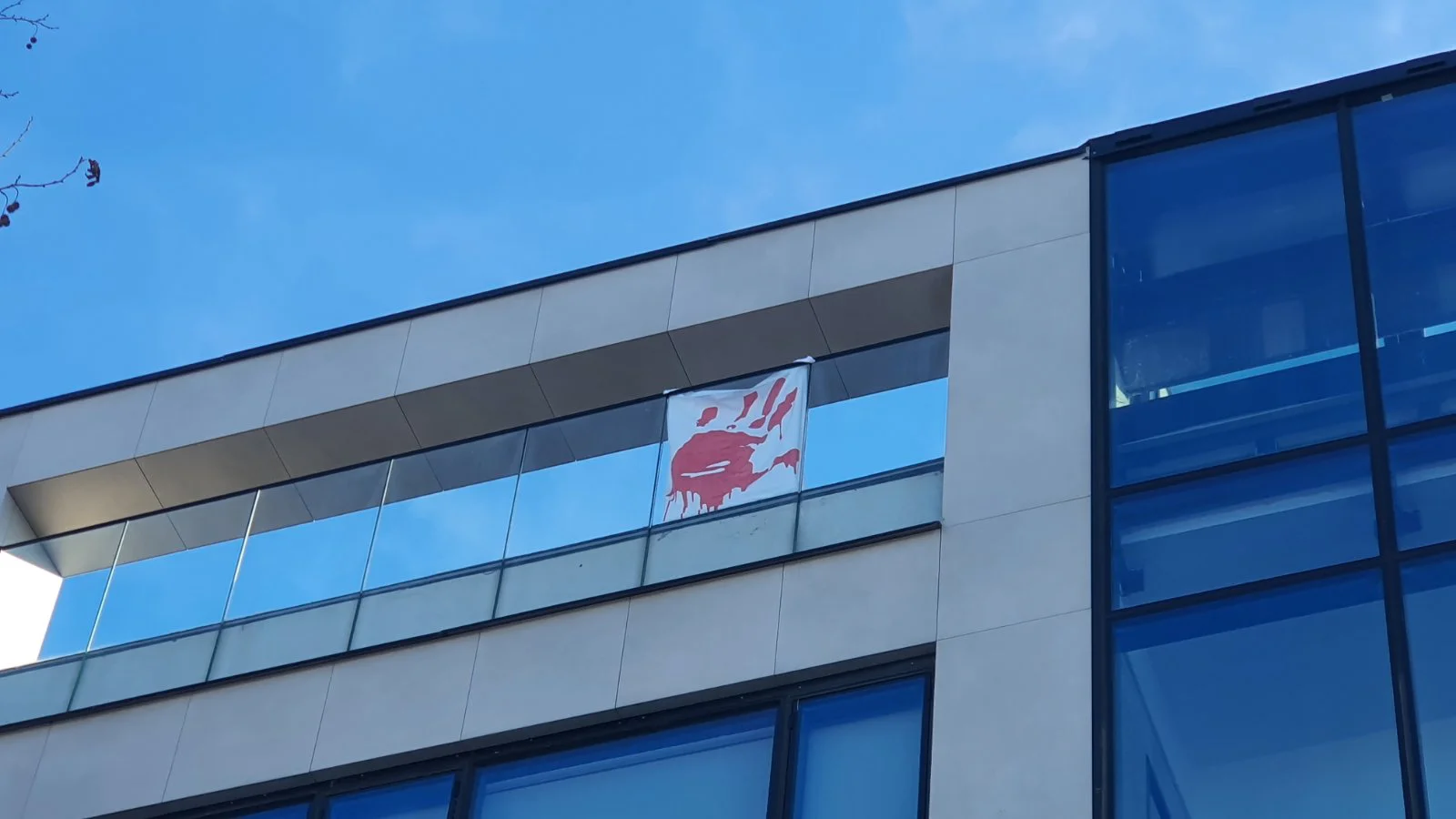 Studenti i zaposleni RTV-a zajedno u 15-ominutnoj tišini, policija s opremom za razbijanje demonstracija u zgradi televizije (FOTO, VIDEO) 6