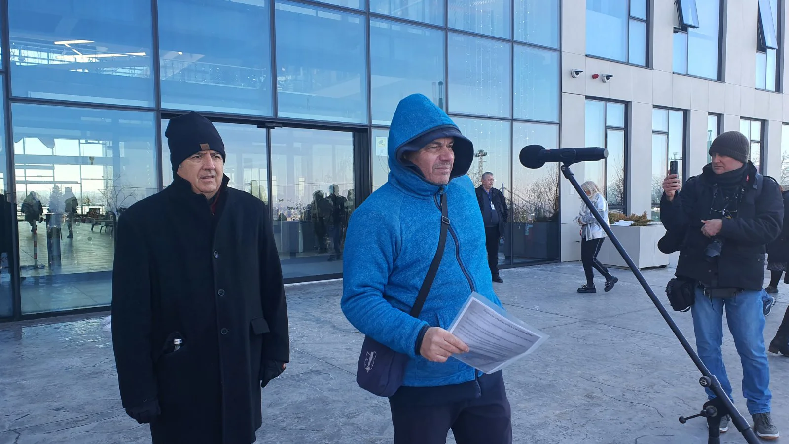 Studenti i zaposleni RTV-a zajedno u 15-ominutnoj tišini, policija s opremom za razbijanje demonstracija u zgradi televizije (FOTO, VIDEO) 4