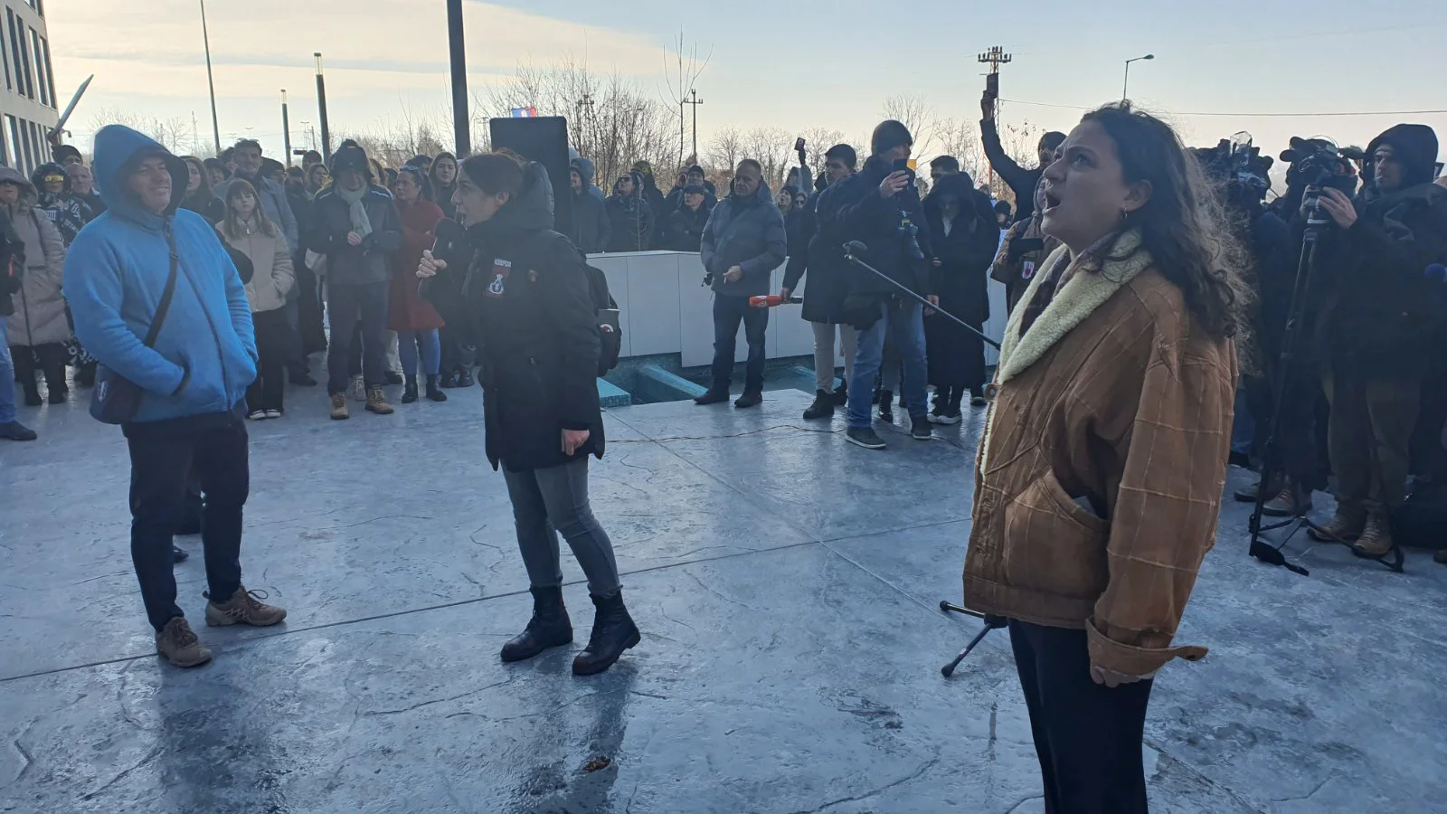 Studenti i zaposleni RTV-a zajedno u 15-ominutnoj tišini, policija s opremom za razbijanje demonstracija u zgradi televizije (FOTO, VIDEO) 5