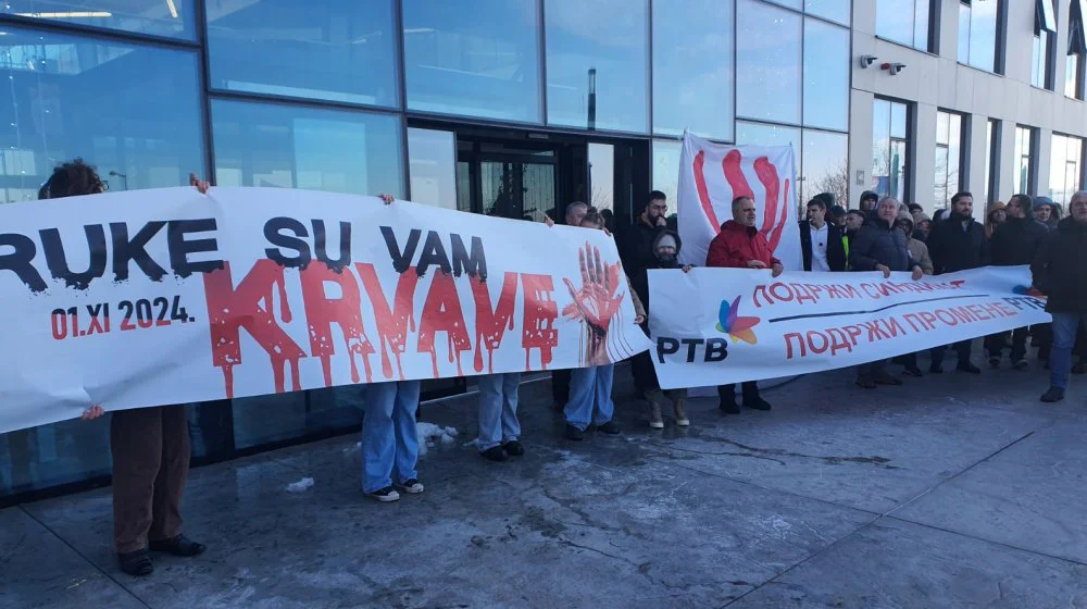 Studenti i zaposleni RTV zajedno u 15-ominutnoj tišini, policija s opremom za razbijanje demonstracija u zgradi televizije (FOTO, VIDEO) 7