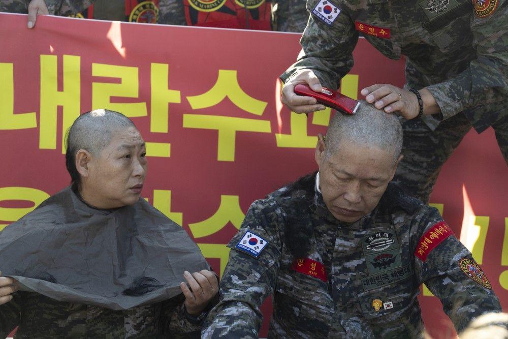 Veterani mornaričkog korpusa Republike Koreje obrijali su glave tokom demonstracija koje pozivaju na smenu i opoziv južnokorejskog predsednika