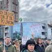 Mesec dana od tragedije u Novom Sadu: Protest i farbanje Trga slobode u crveno 12