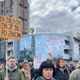 Mesec dana od tragedije u Novom Sadu: Protest i farbanje Trga slobode u crveno 8