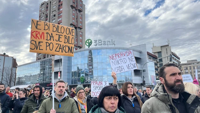 Mesec dana od tragedije u Novom Sadu: Protest i farbanje Trga slobode u crveno 11