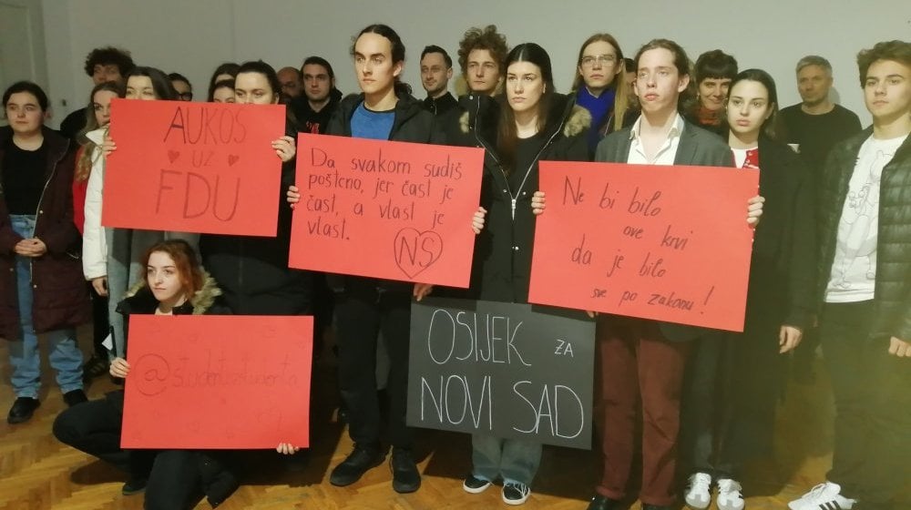 "Osijek za Novi Sad": Studenti iz Osijeka solidarno uz kolege iz Srbije, pisma podrške deliće po čitavom gradu 7