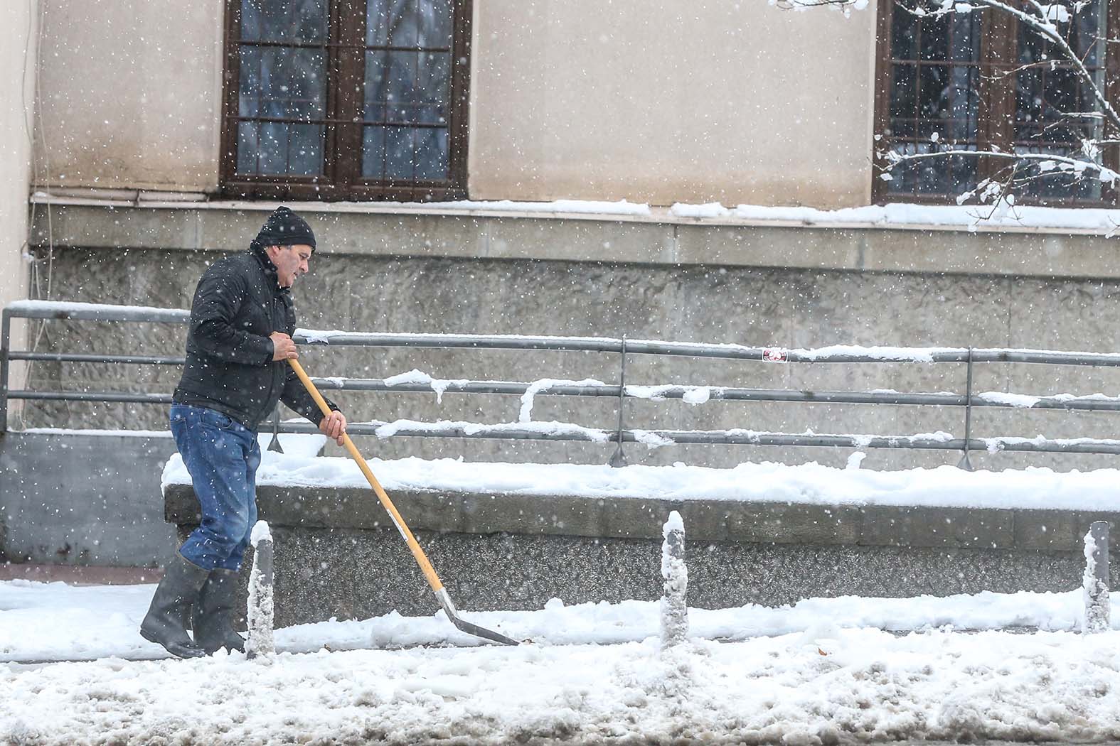 Opet nas je iznenadio u decembru: Ko je sve u obavezi da čisti sneg i gde? 2