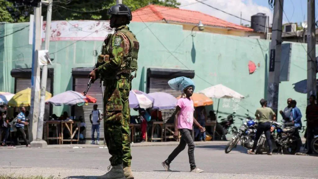 naoružani vojnik i prolaznici na Haitiju