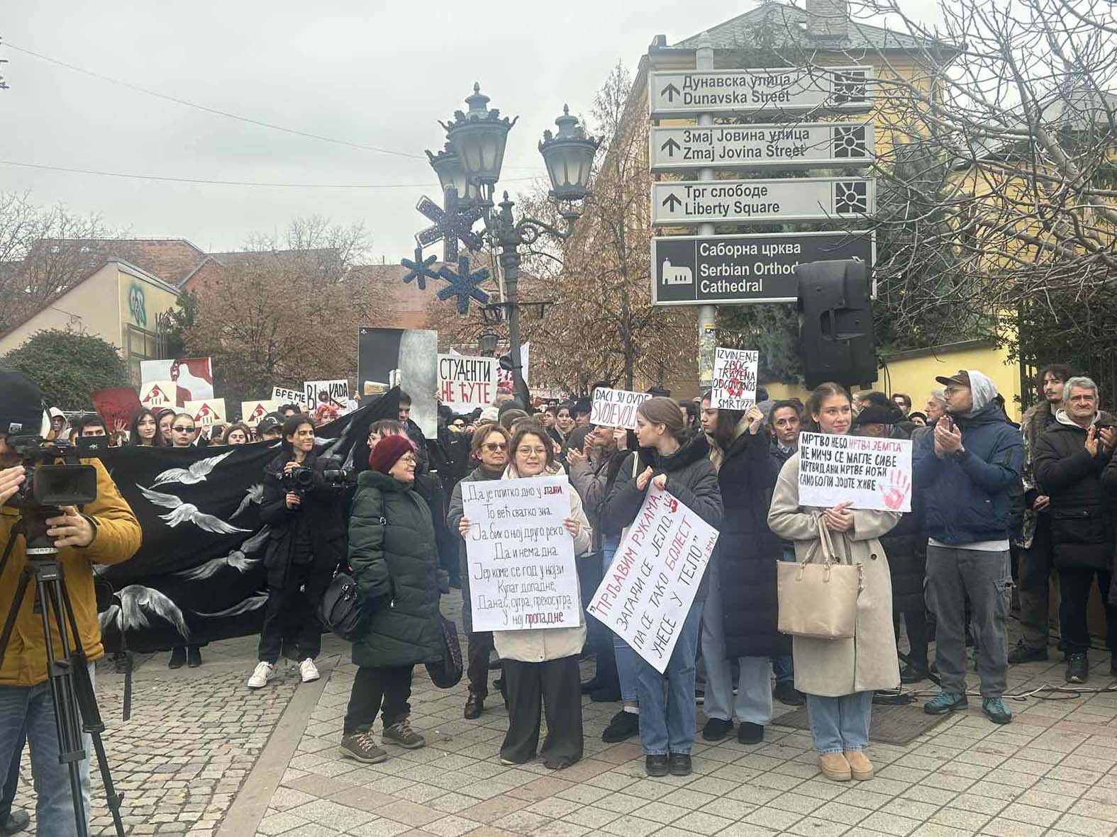 I veliki broj srednjoškolaca učestvovao u akciji "Zastani Srbijo" (FOTO) 5