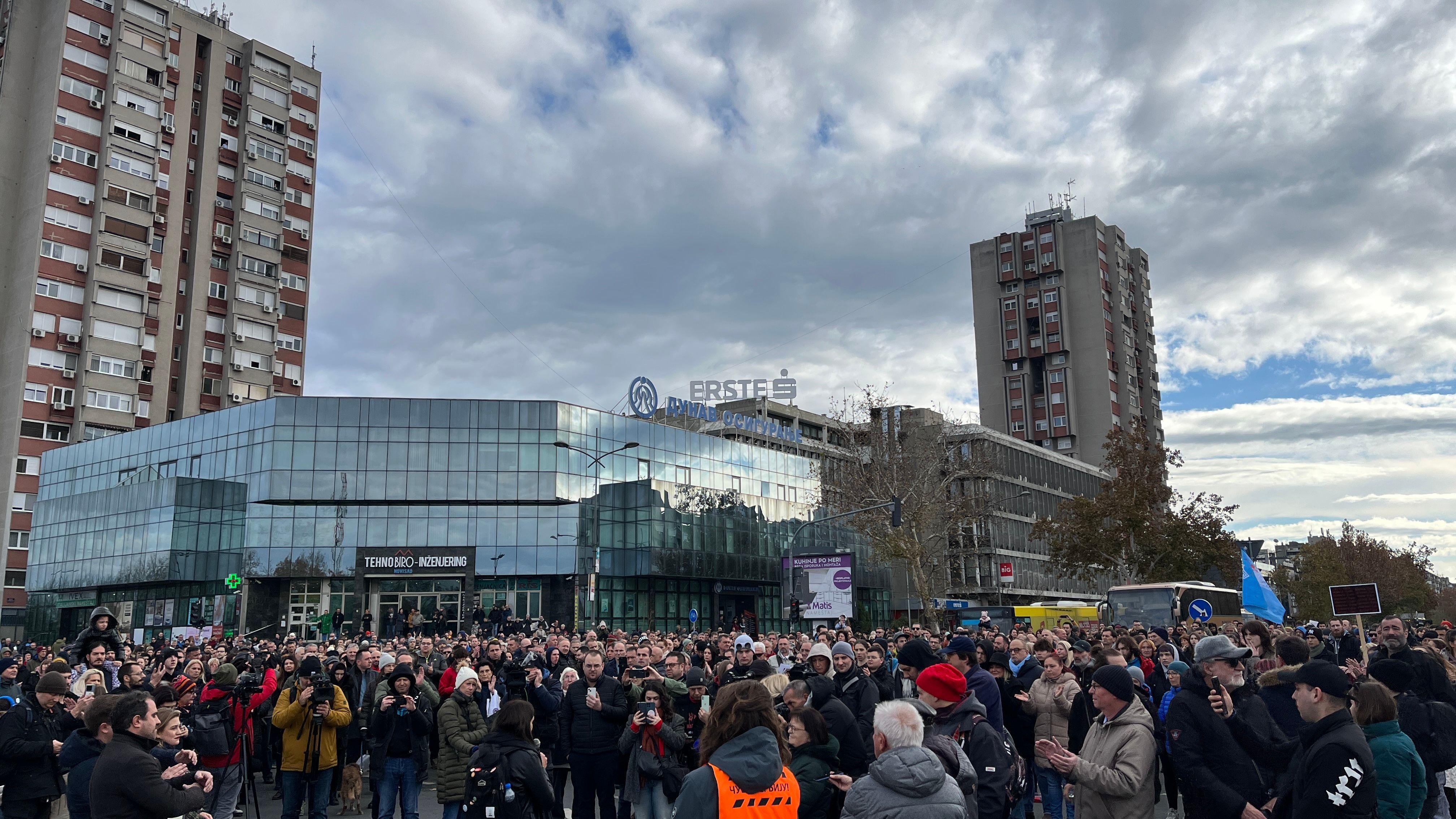 Protest u Novom Sadu povodom mesec dana od nesreće na Železničkoj stanici 