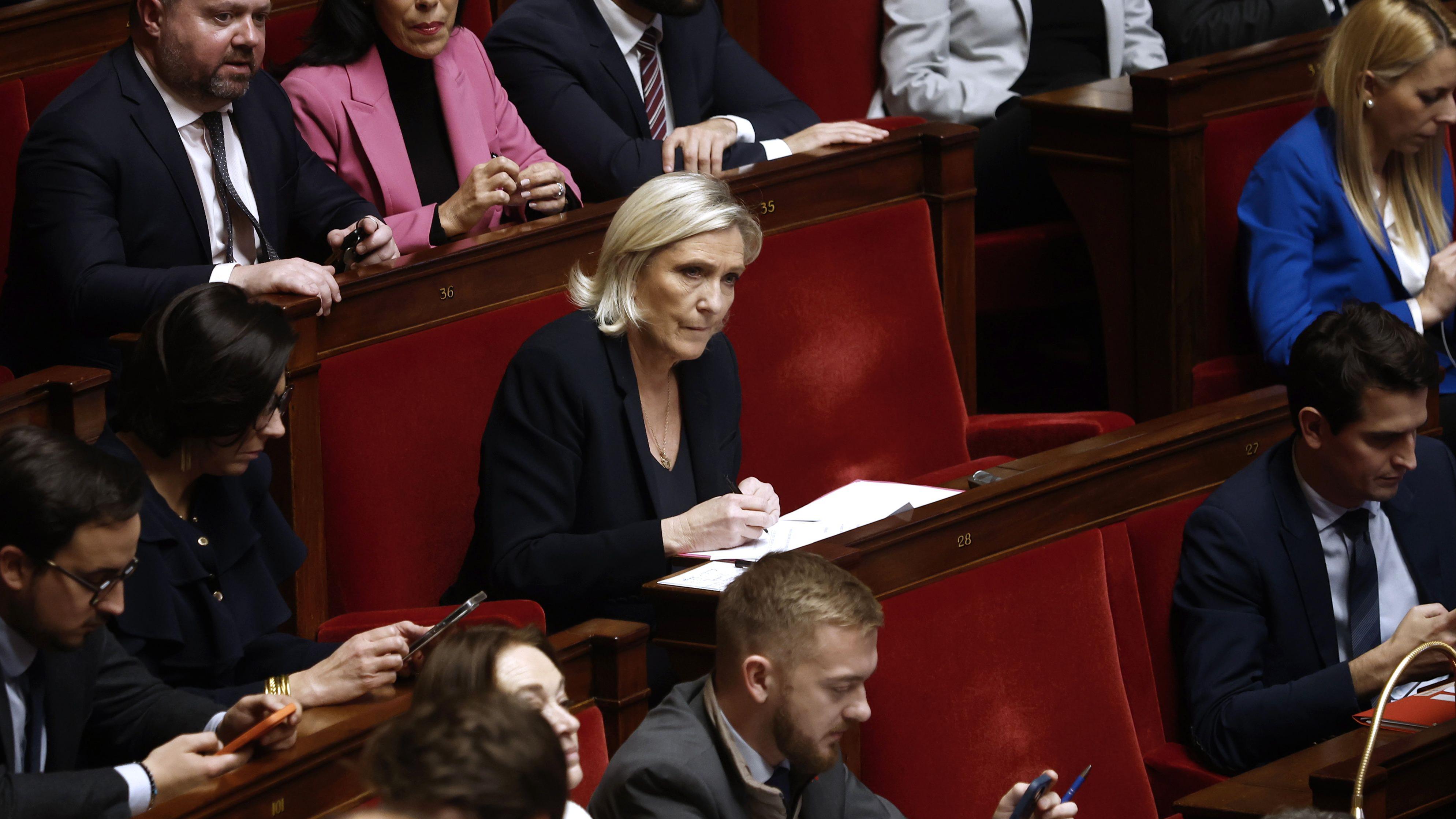 Marin le Pen tokom glasanja o nepoverenju vladi u parlamentu