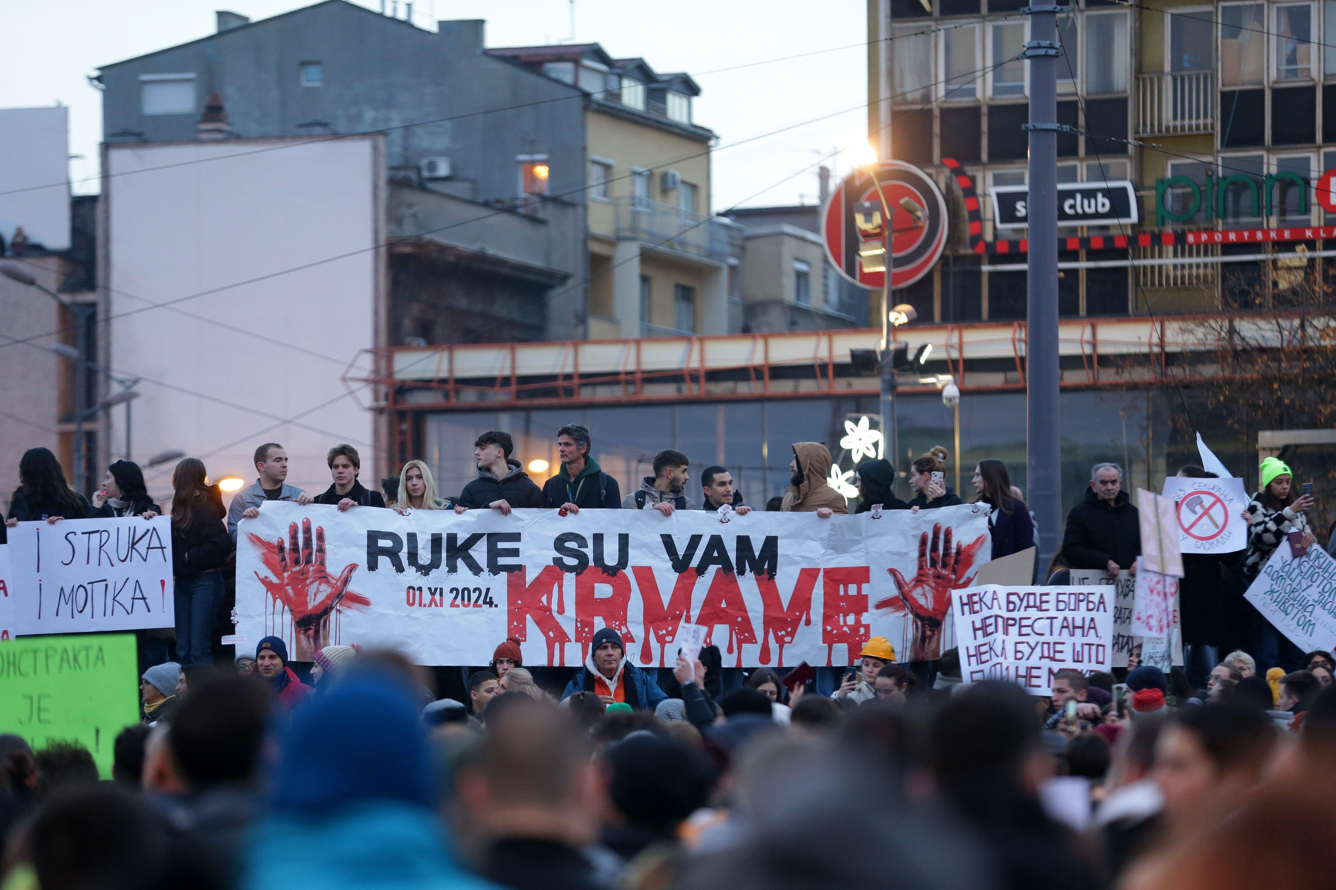 Beograd, protest, ljudi drže transparent na kojem piše ruke su vam krvave