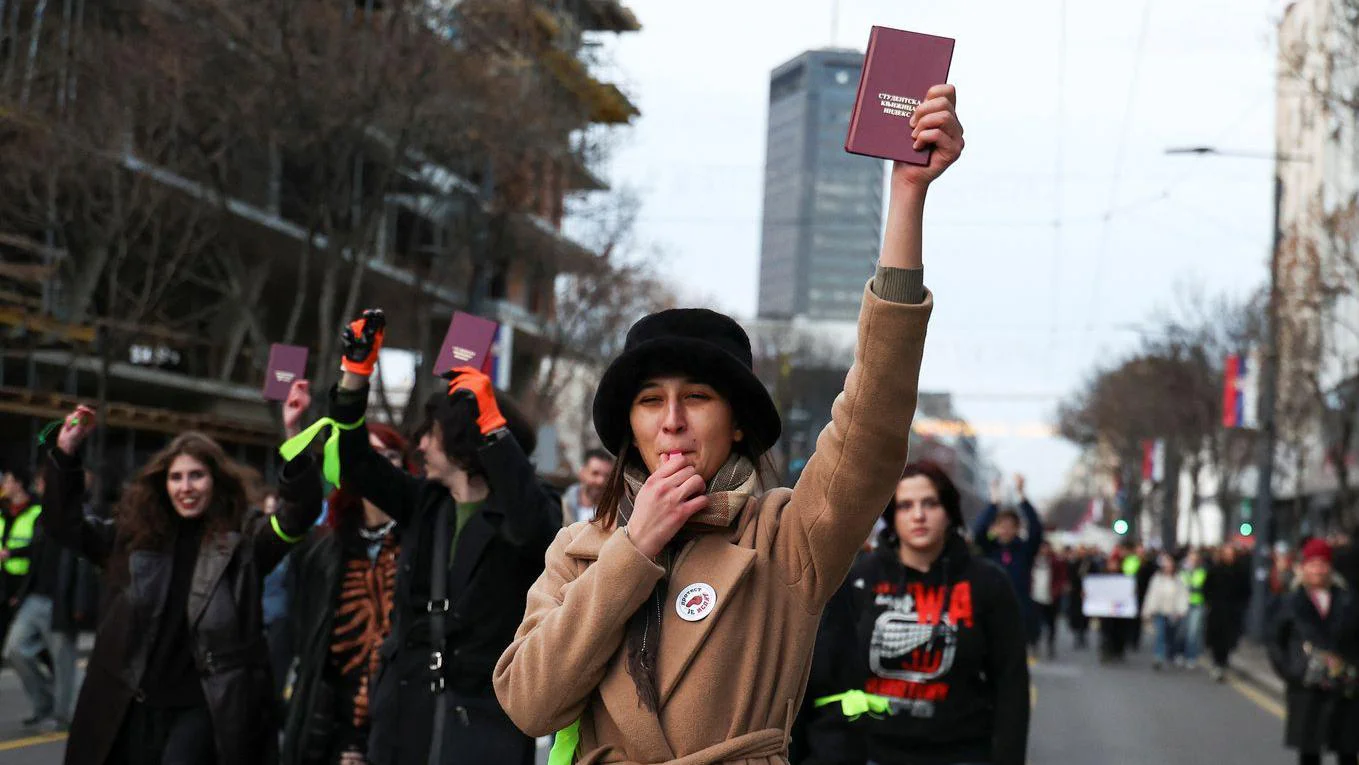 Studentkinja sa indeksom u rukama, na protestu u centru Beograda