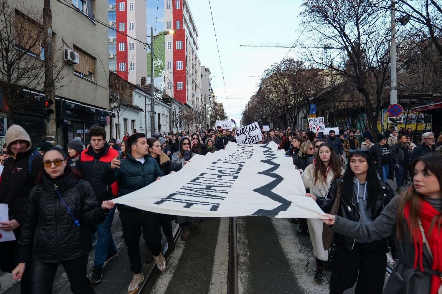 Transparent na kome piše "Svi smo ispod nadstrešnice"