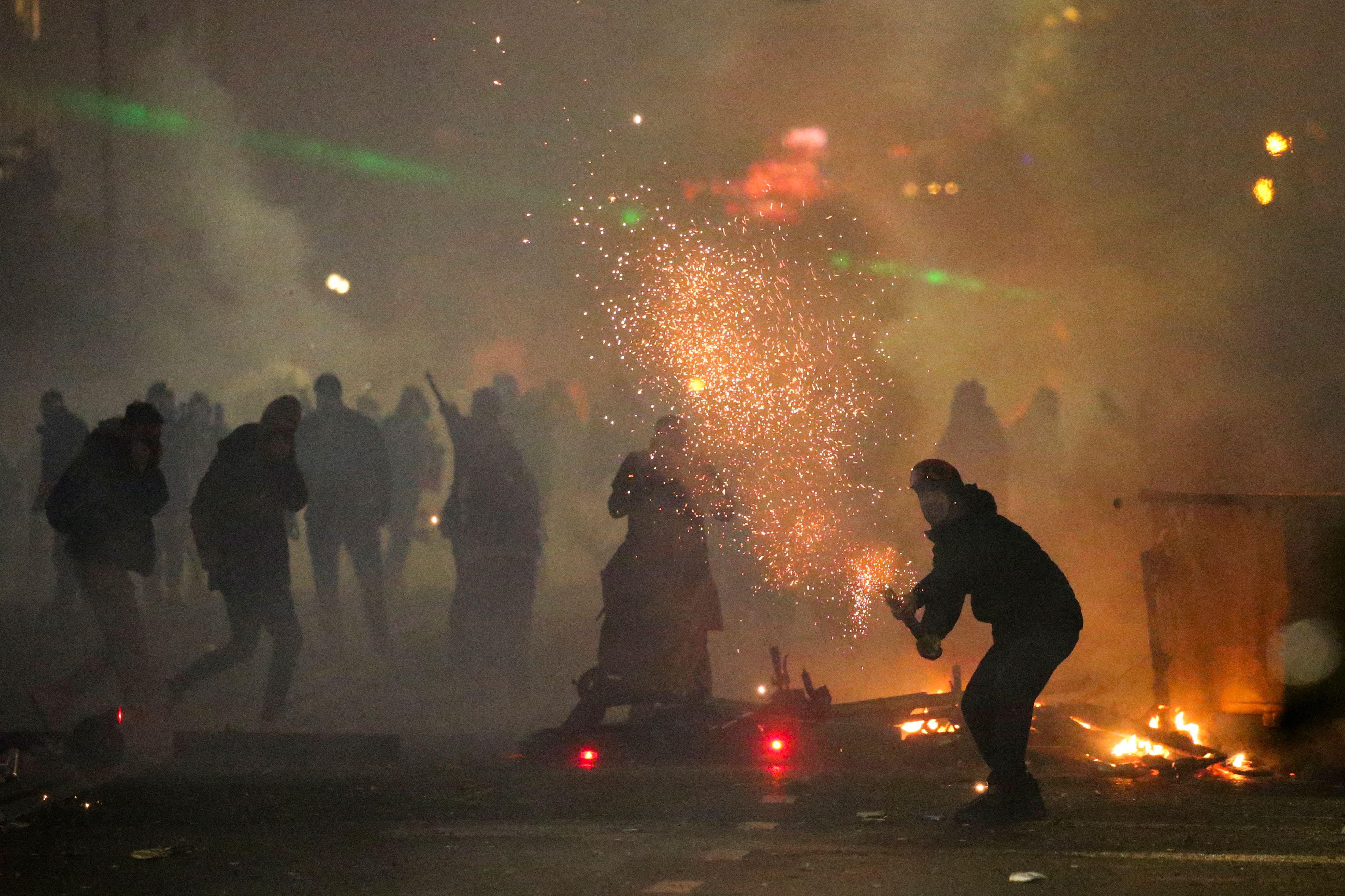 Ljudi na demonstracijama ispaljuju suzavac i vatromet